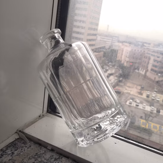 Botella de vidrio transparente personalizada con forma de polígono única de 500ml y 700ml para whisky/Whisky/Tequlia/Sake